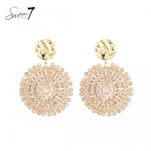 Beige glaskralen oorhangers met een goudkleurig oorstukje