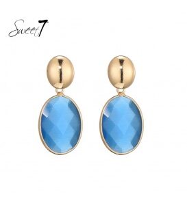 Blauwe glaskralen oorhangers met een goudkleurig oorstukje   