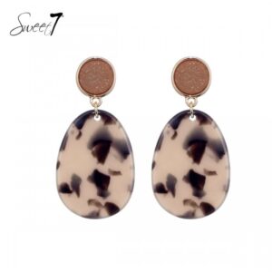 Camel gekleurde oorhanger met een bruin oorstukje