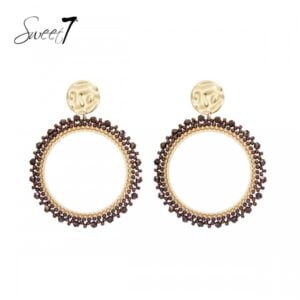 Bruine oorhangers met glas kralen en goudkleur golvend oorstukje